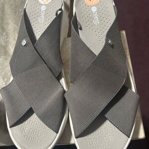 BZees Women's Gray Sandals